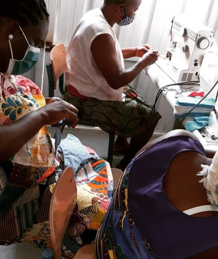 Mulheres a coser pensos reutilizáveis